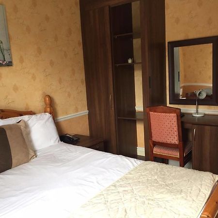 The Pines Guest Accommodation チッペナム エクステリア 写真