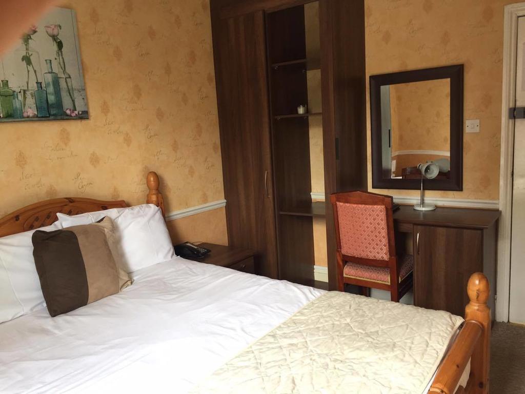 The Pines Guest Accommodation チッペナム エクステリア 写真