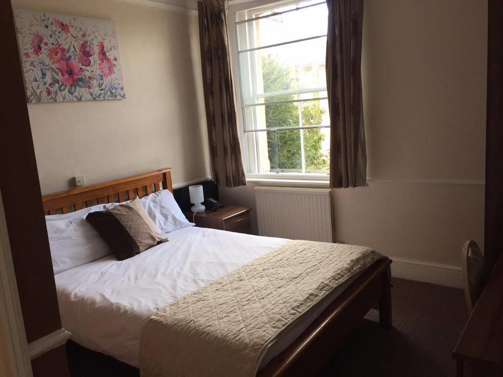 The Pines Guest Accommodation チッペナム エクステリア 写真