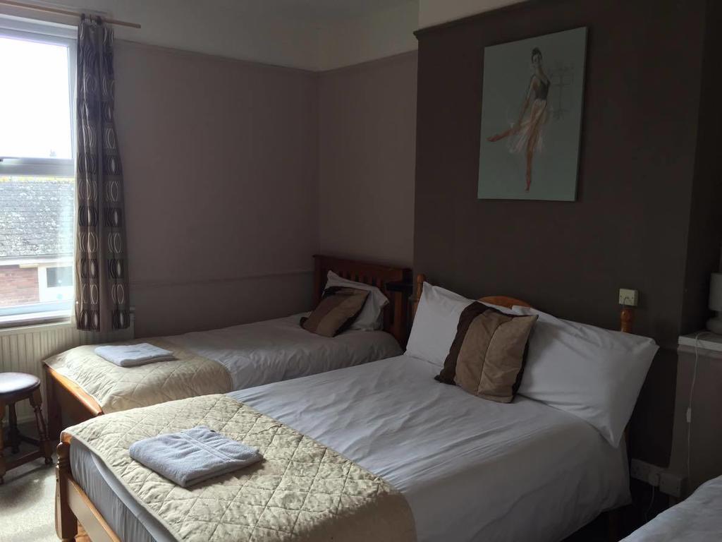The Pines Guest Accommodation チッペナム エクステリア 写真