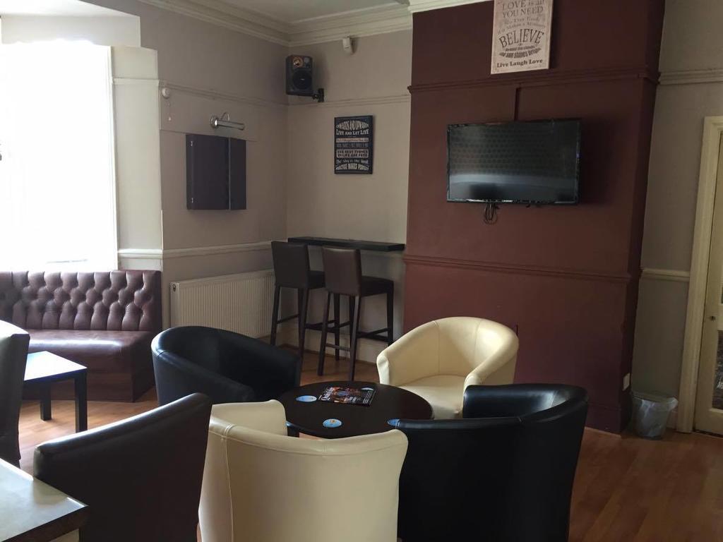 The Pines Guest Accommodation チッペナム エクステリア 写真