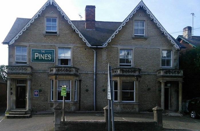 The Pines Guest Accommodation チッペナム エクステリア 写真