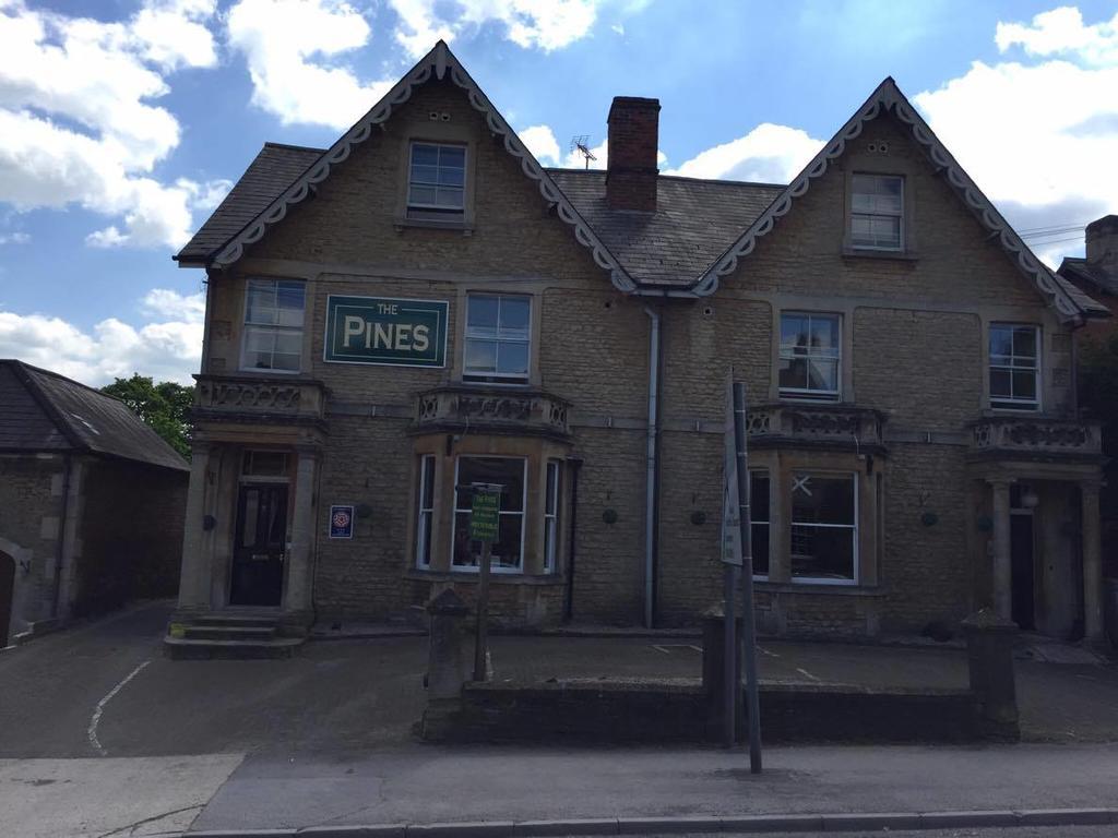 The Pines Guest Accommodation チッペナム エクステリア 写真