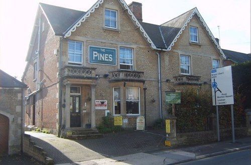 The Pines Guest Accommodation チッペナム エクステリア 写真