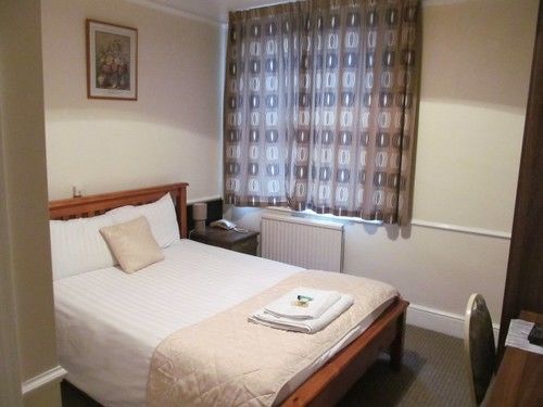 The Pines Guest Accommodation チッペナム エクステリア 写真
