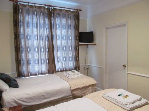 The Pines Guest Accommodation チッペナム エクステリア 写真
